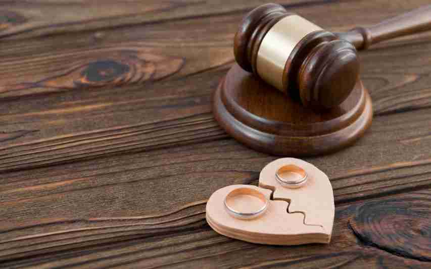 divorce gavel with rings